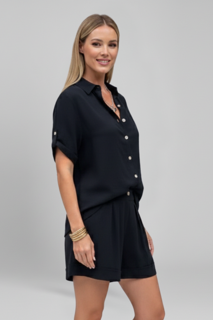 Dame kort jumpsuit med knaplukning og korte ærmer