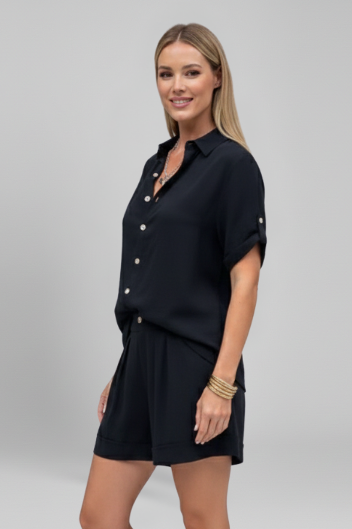 Dame kort jumpsuit med knaplukning og korte ærmer