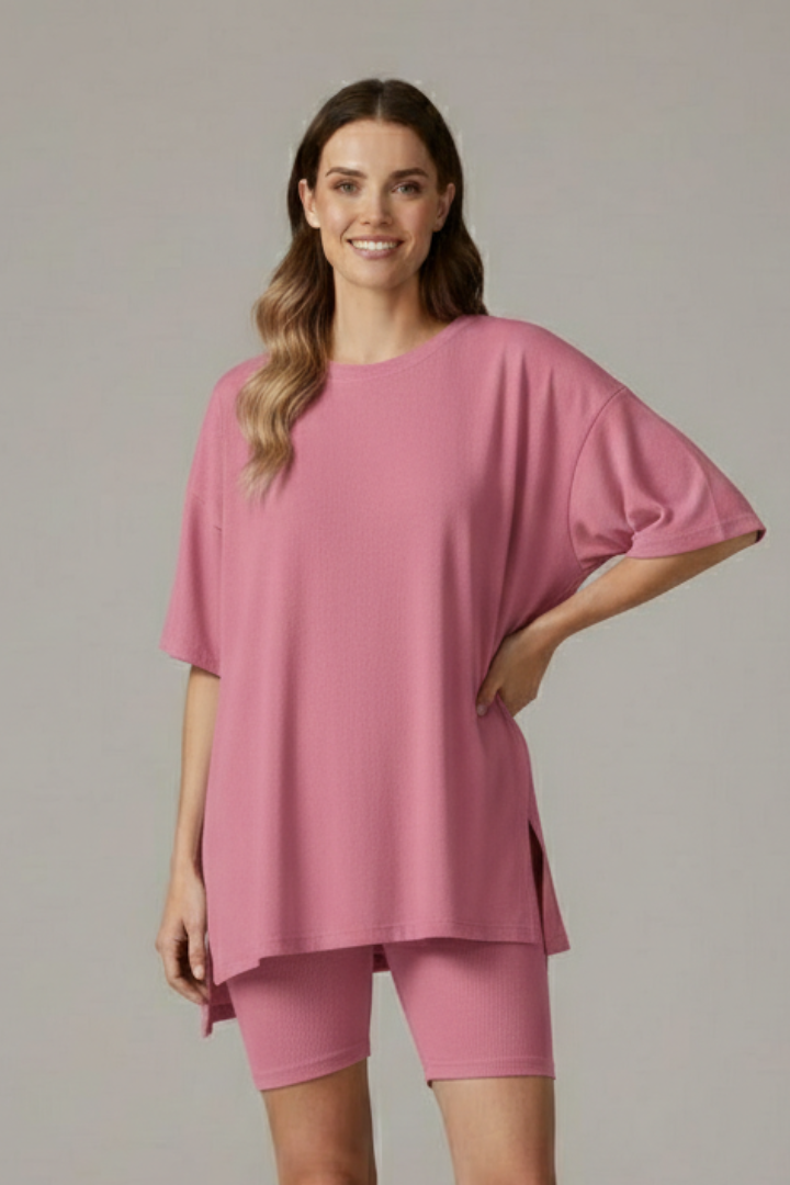Dame todelt sæt med rundhalset top og løse shorts