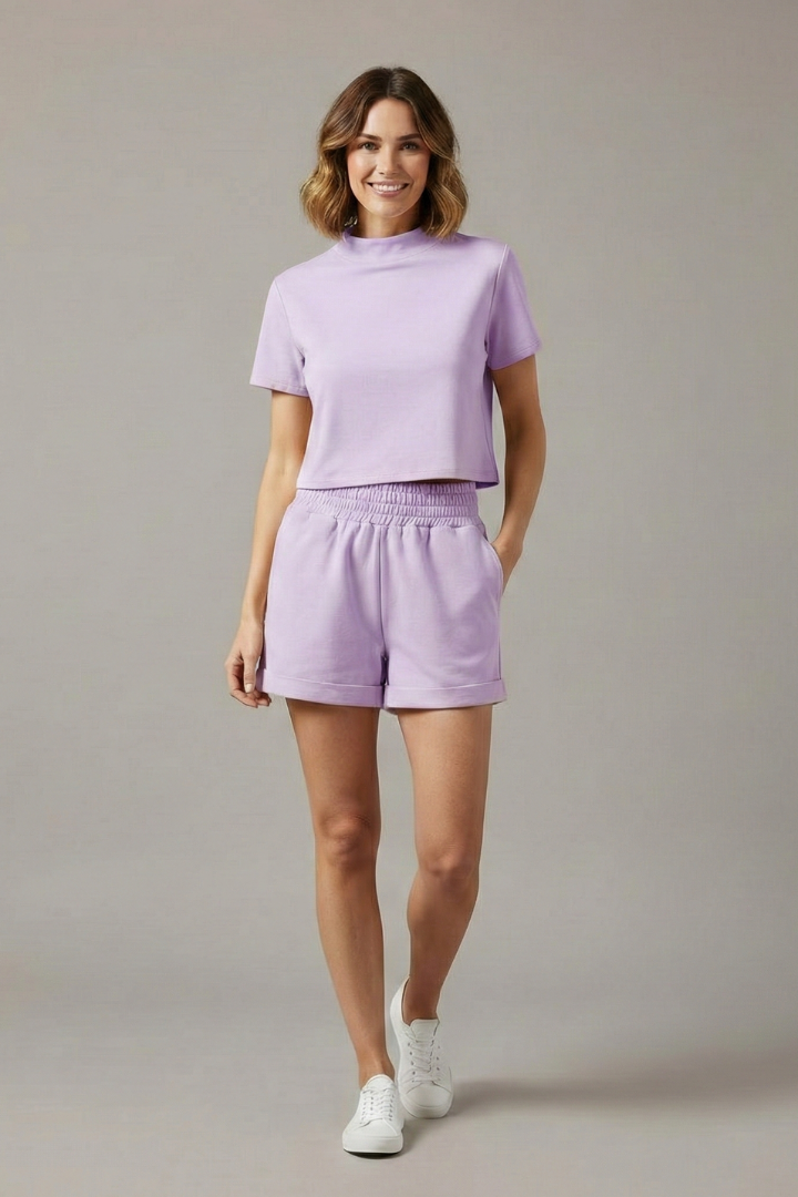 Dame todelt sæt med croptop og shorts med elastik i taljen