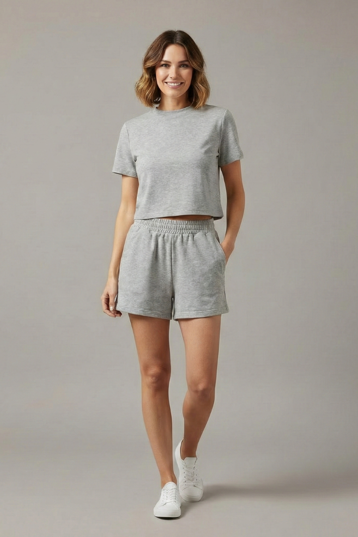 Dame todelt sæt med croptop og shorts med elastik i taljen